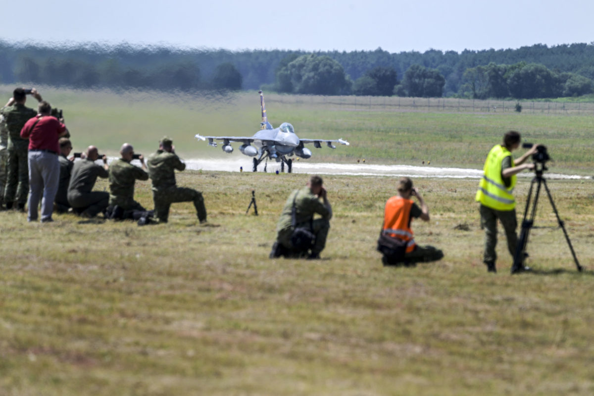 Prílet stíhačiek F-16 na Slovensko: Nad letiskom v Kuchyni urobili aj nízky prelet (video+foto)