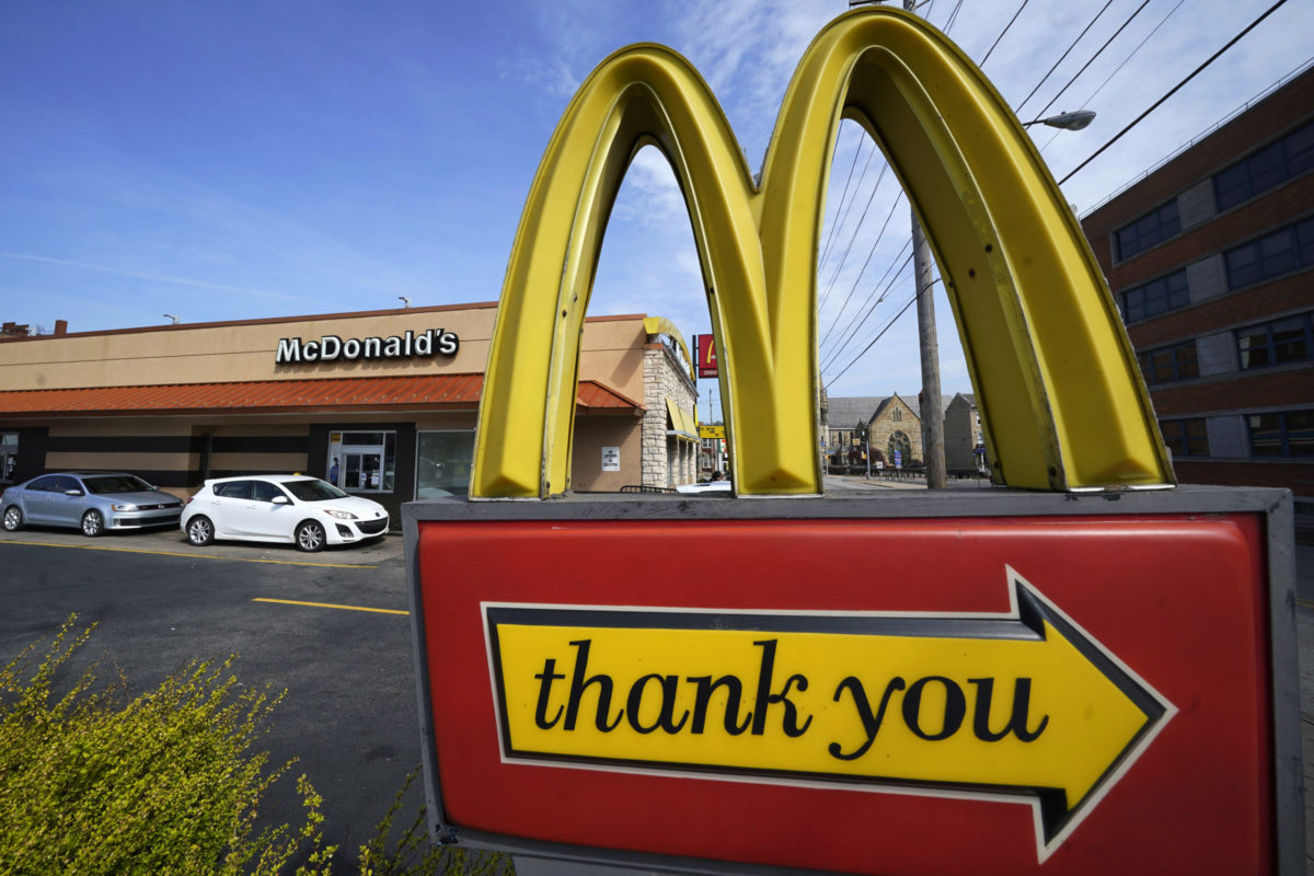 Zisk spoločnosti McDonald’s sa v druhom kvartáli zmenšil o dvanásť percent