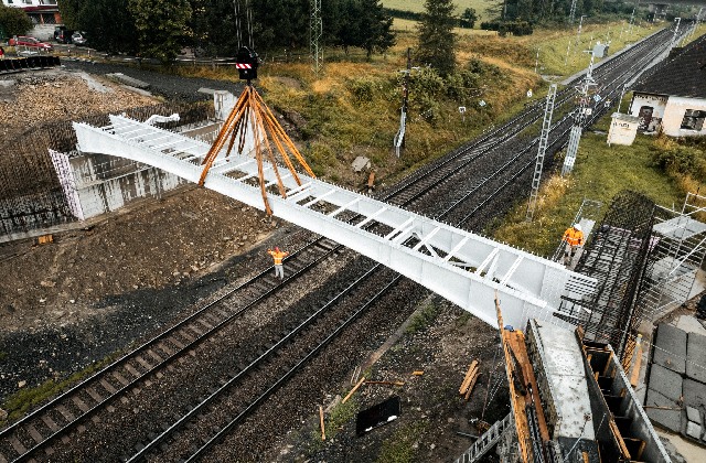 Výstavba nového mosta v Štrbe napreduje, práce sú v polovici (foto)