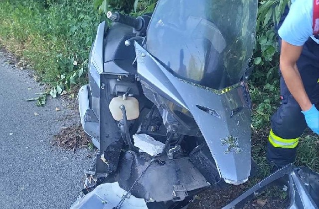 Tragická nehoda medzi Šacou a Malou Idou. Motocyklista zišiel z cesty a narazil do stromu (foto)