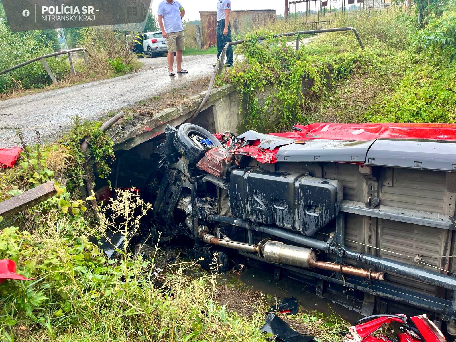 Tragická nehoda v Kolárove. Vodič dodávky zišiel do priekopy a narazil do mosta (foto)