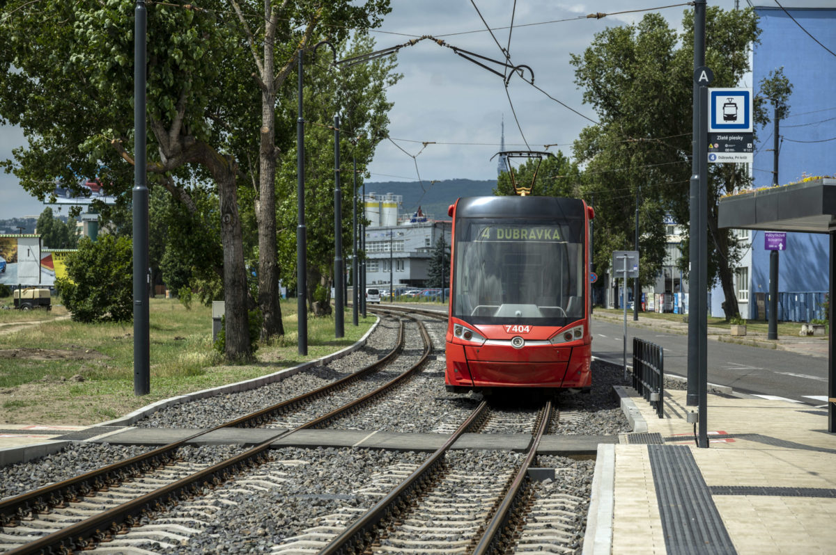 Polícia pátra po zvrhlom mužovi, ktorý sa v bratislavskej električke dotýkal svojím údom cestujúcich