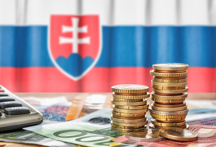 Schodok verejných financií by mal po ohlásených opatreniach klesnúť, NBS však poukazuje na riziká v iných oblastiach