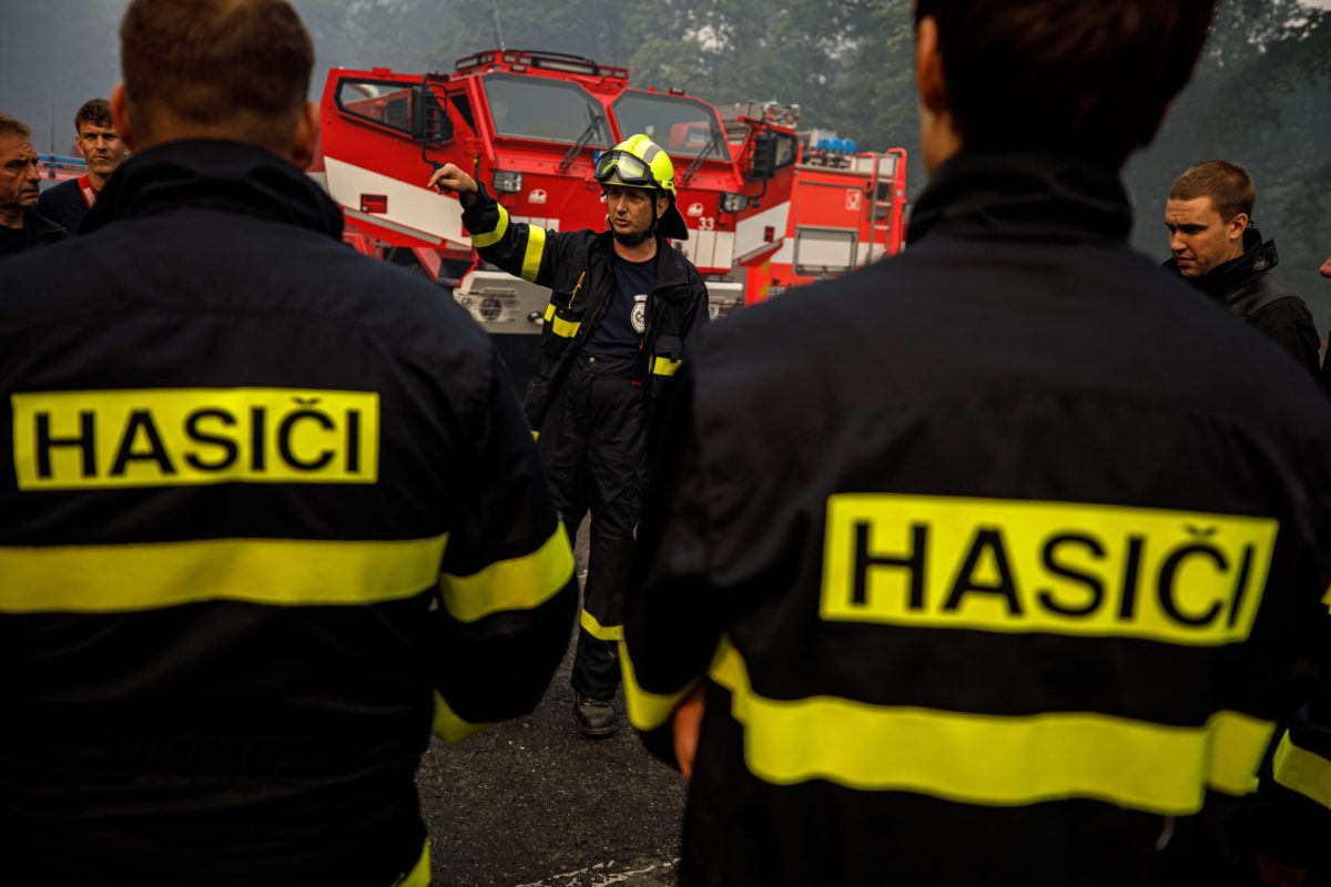 Hasači zasahujú pri ďalšom požiari, horí borovicový les v Novej Dubnici