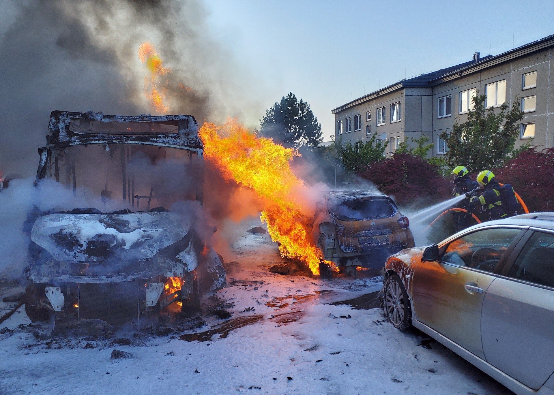 Autobus uprostred ulice v Prahe zhorel do tla, požiar poškodil aj okolité autá (foto)