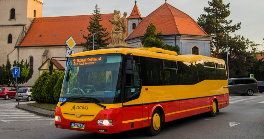 Tri autobusy MAD Hlohovec už jazdia vo farbách mesta, dostali aj vynovené interiéry (video)