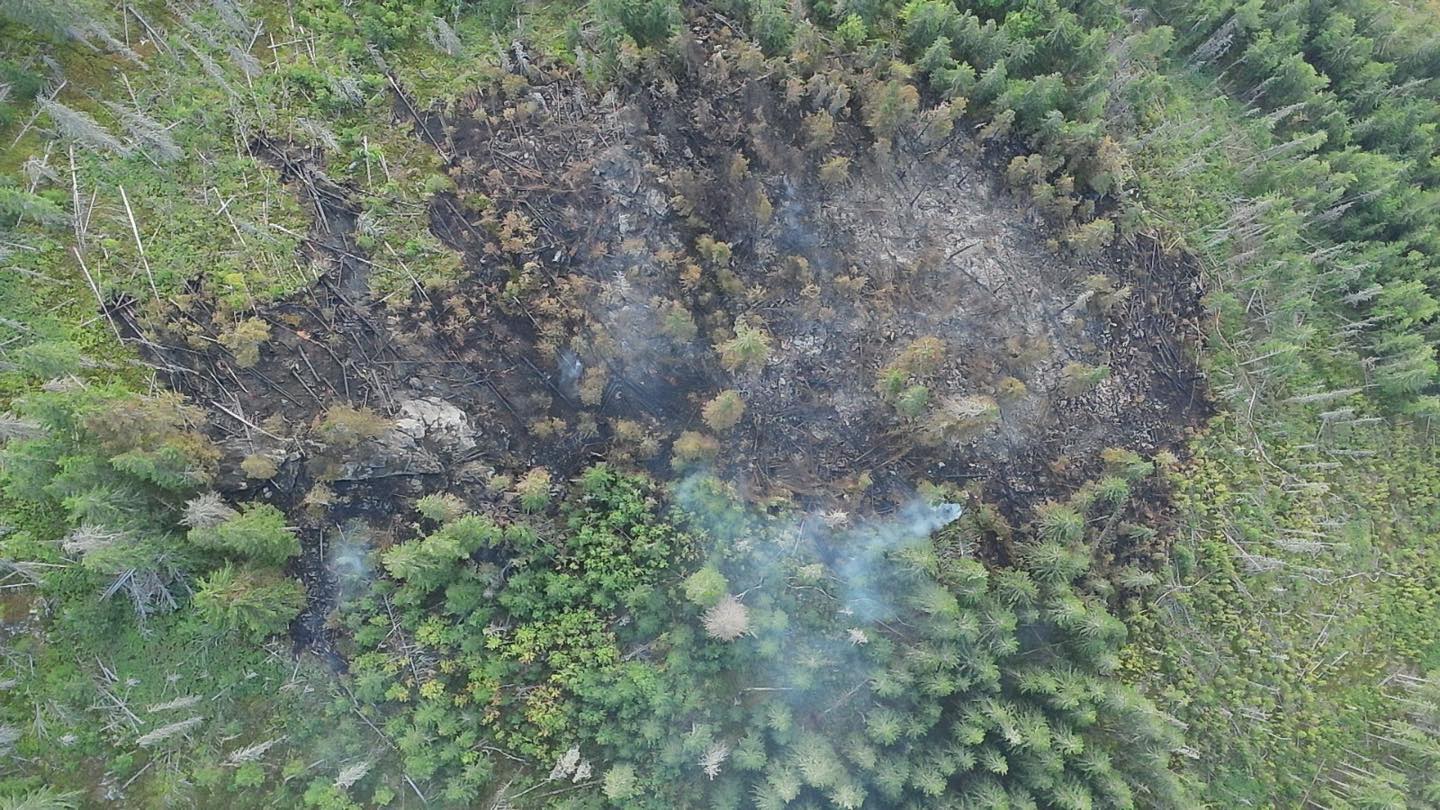 Požiar lesa nad Pohorelou už nevyžaduje zásah vrtuľníka. Naďalej však zasahuje viac ako 35 hasičov