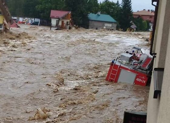 Záplavy pustošia aj juhozápad Poľska. V meste Stronie Śląskie sa pretrhla hrádza (video+foto)