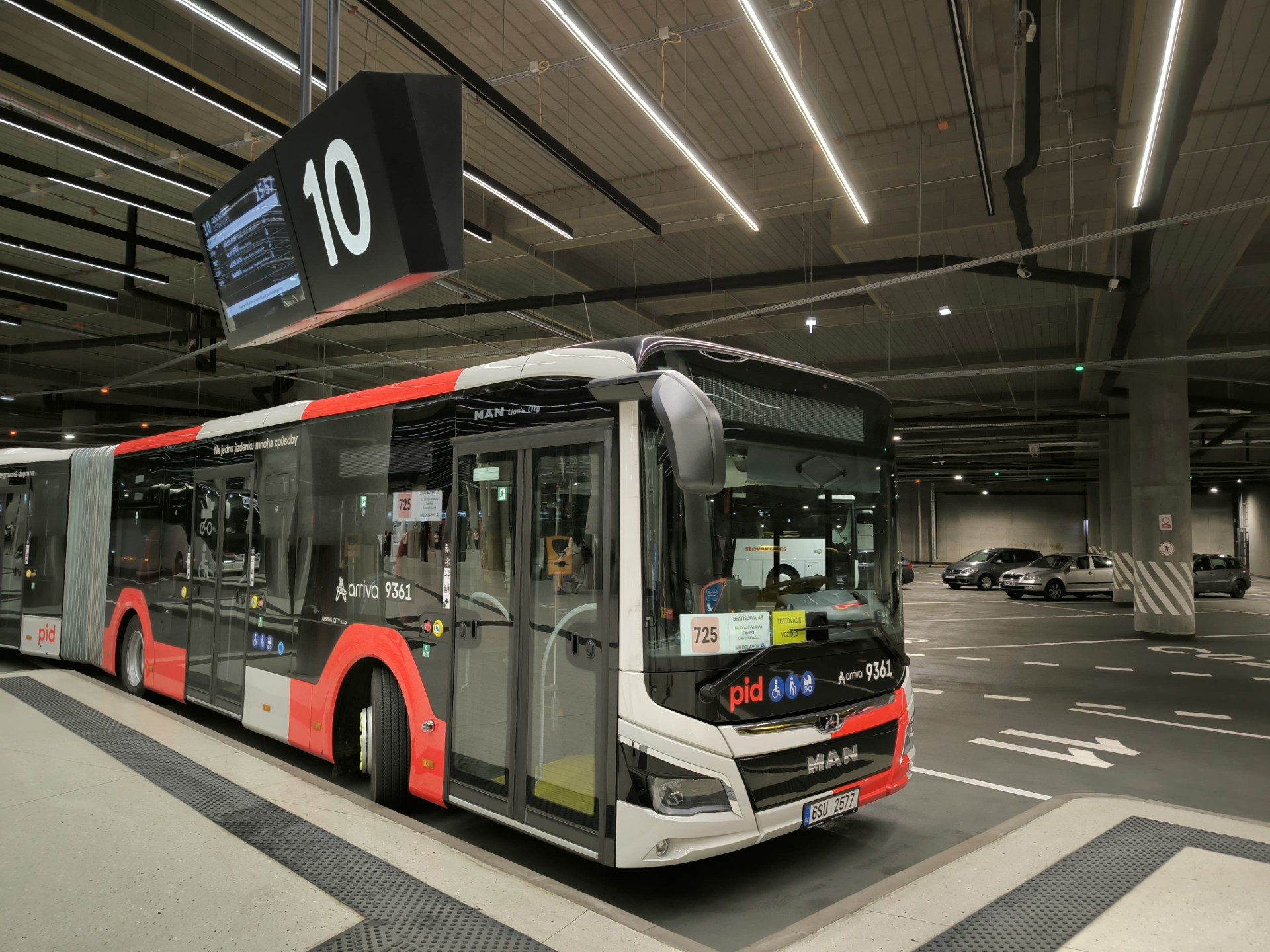 Bratislavský kraj skúša nový 18-metrový kĺbový autobus. Cestujúci môžu využiť bezplatnú prepravu na vyťaženej linke (foto)