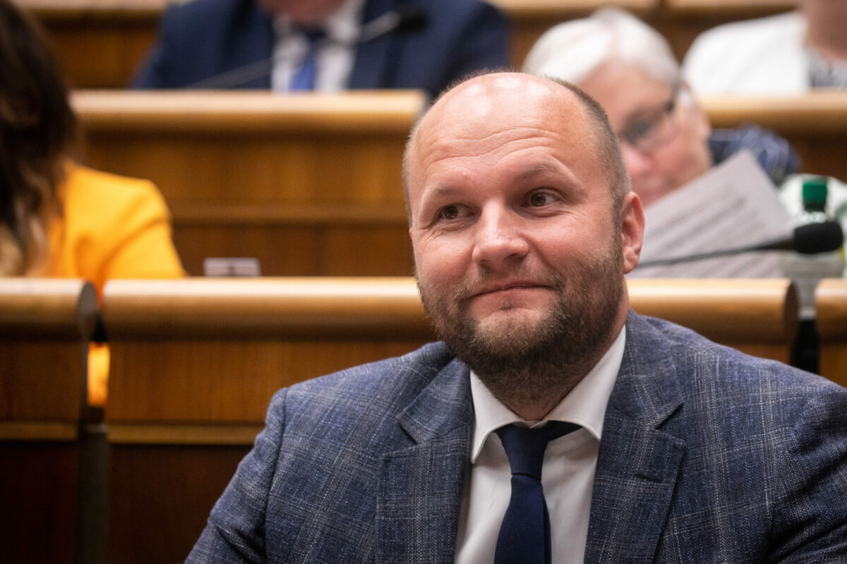 Poslanci Smeru podali trestné oznámenie na Jaroslava Naďa pre korupciu, exminister obrany reagoval krátkym vyhlásením