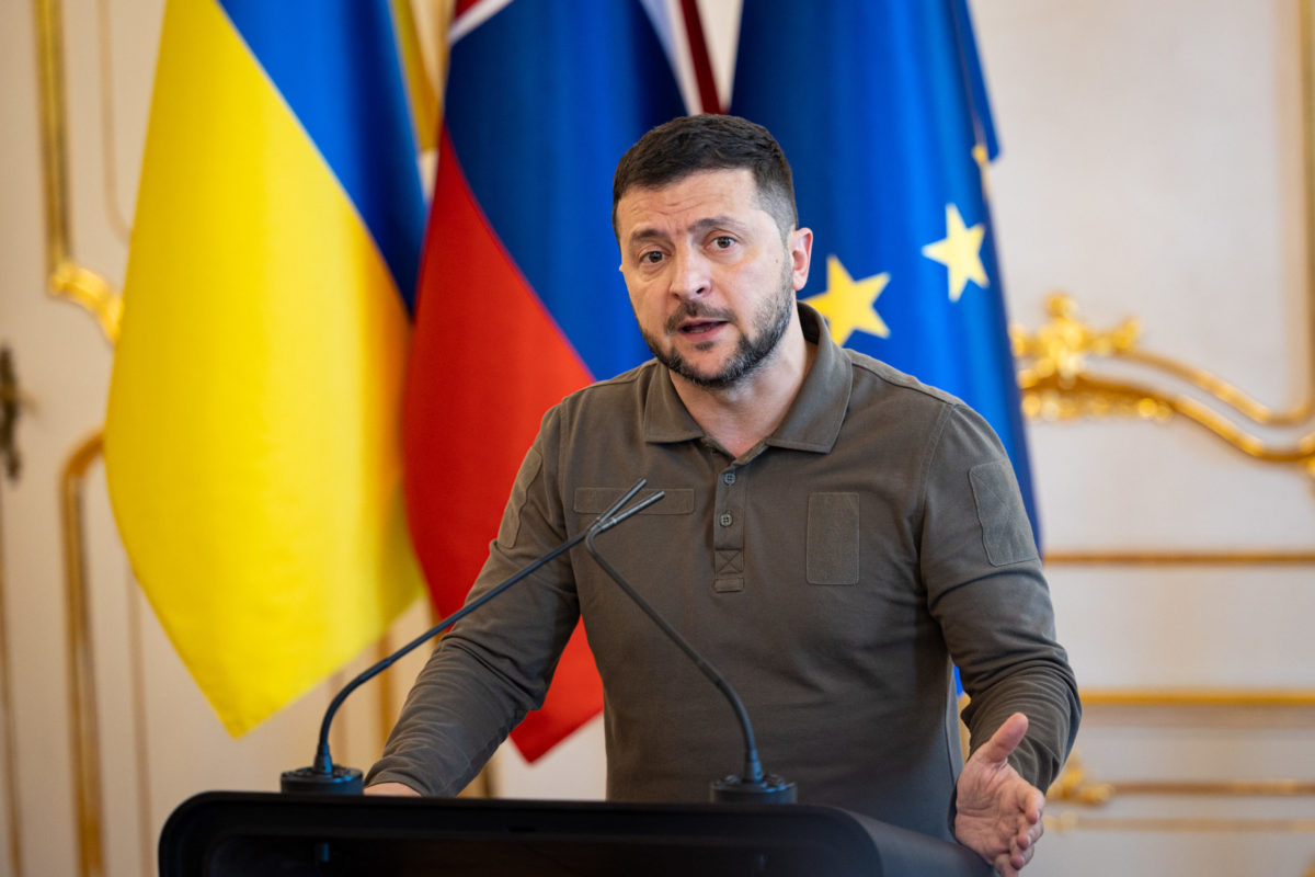 Rusi za posledný týždeň zhodili na Ukrajinu viac ako 800 riadených bômb, Zelenskyj apeluje na silnú vojenskú podporu