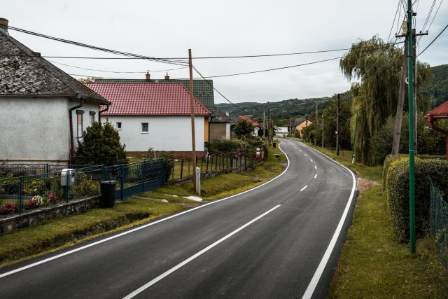 Cestári v okrese Humenné opravili takmer päťkilometrový úsek, rekonštrukciu financoval Prešovský kraj (foto)