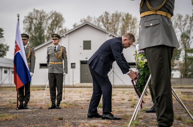 Antifašizmus a pripomínanie obetí holokaustu by malo byť základom školského vzdelávania, zdôraznil Fico