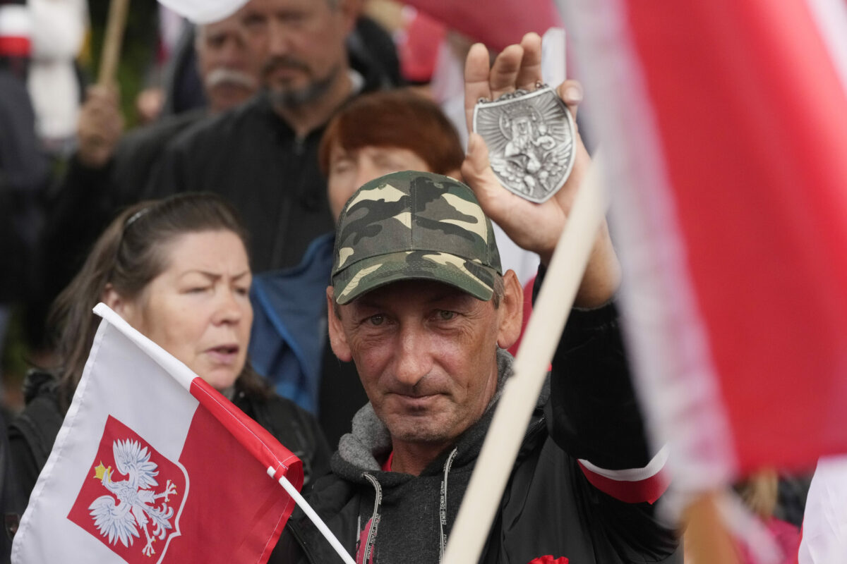 Na podporu poľskej opozičnej strany Právo a spravodlivosť sa vo Varšave zišlo zhruba štyritisíc stúpencov