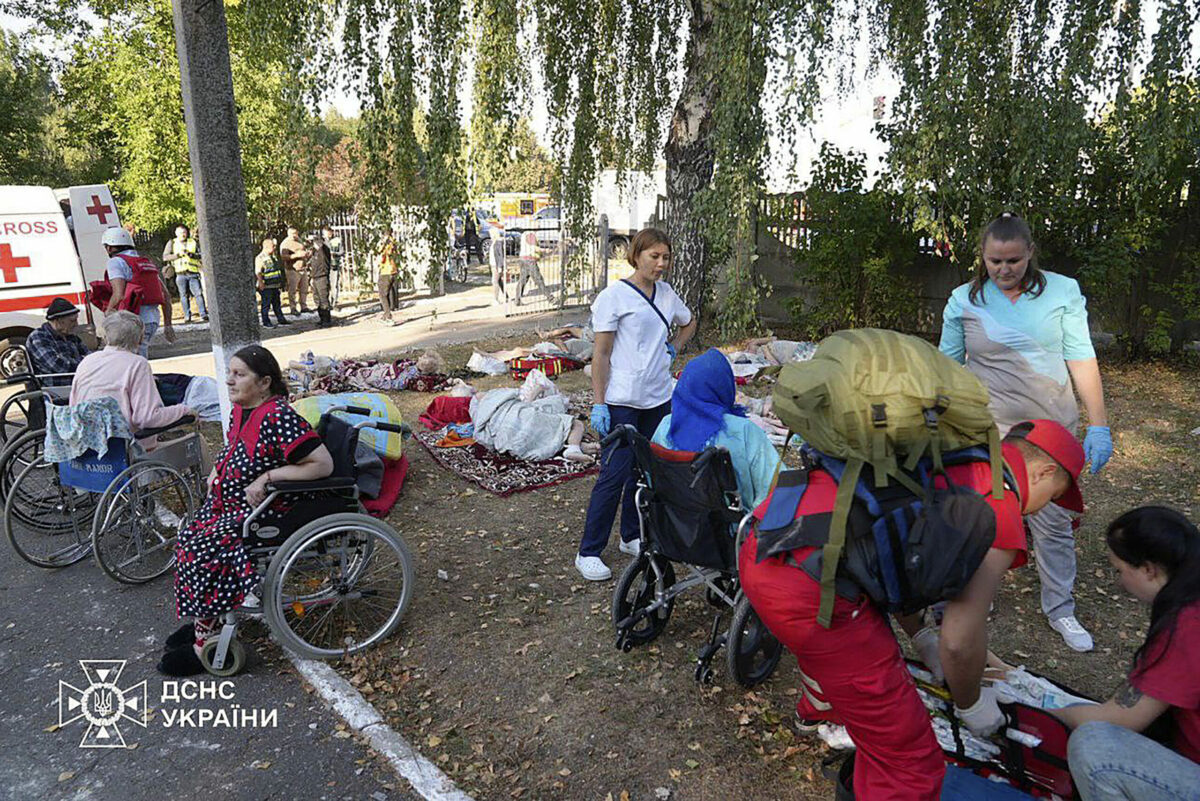 Rusi zhodili leteckú bombu na domov dôchodcov v ukrajinskom meste Sumy, po útoku zomrel jeden človek