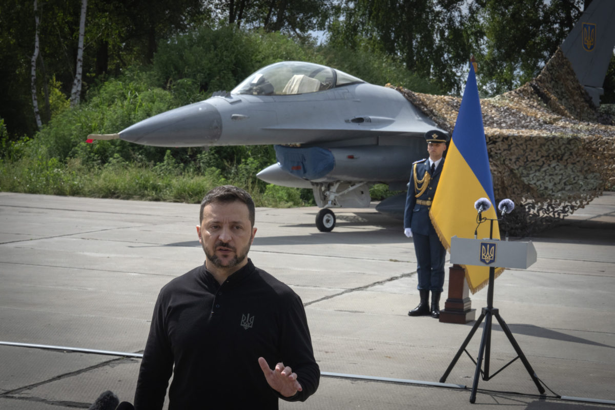 Pád ukrajinskej stíhačky F-16 mohli spôsobiť padajúce trosky čerstvo zostrelenej ruskej rakety