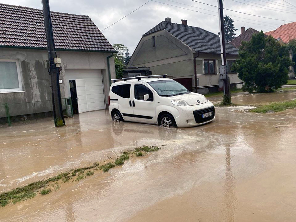 Povodne v septembri spôsobili na Slovensku miliónové škody, poisťovne vybavili už vyše polovicu prípadov