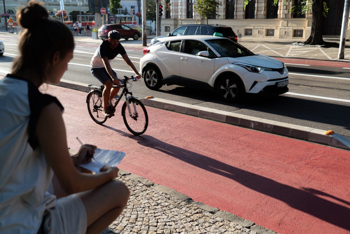 Bratislava odmieta kritiku cyklotrasy na Vajanského nábreží, mestská kontrolórka poukázala na porušenie viacerých smerníc