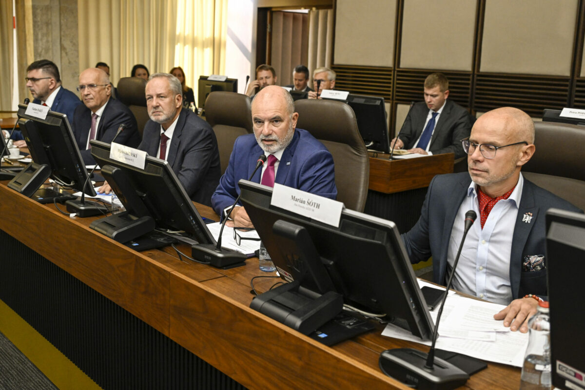 Sociálni partneri odmietajú návrh štátneho rozpočtu, požadujú spravodlivejší daňový systém a kritizujú aj úpravu rodičovského dôchodku (foto)