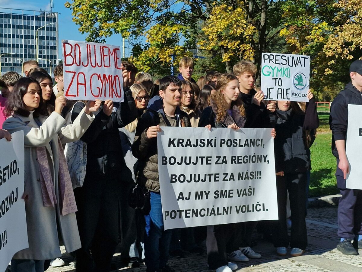 Gymnazisti zo Svidníka protestovali v Prešove proti zlúčeniu so Spojenou školou, podporilo ich aj niekoľko poslancov