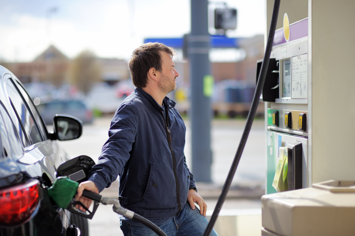 Zlá správa pre motoristov, zlacňovanie na slovenských pumpách sa pre konflikt na Blízkom východe zrejme zastaví