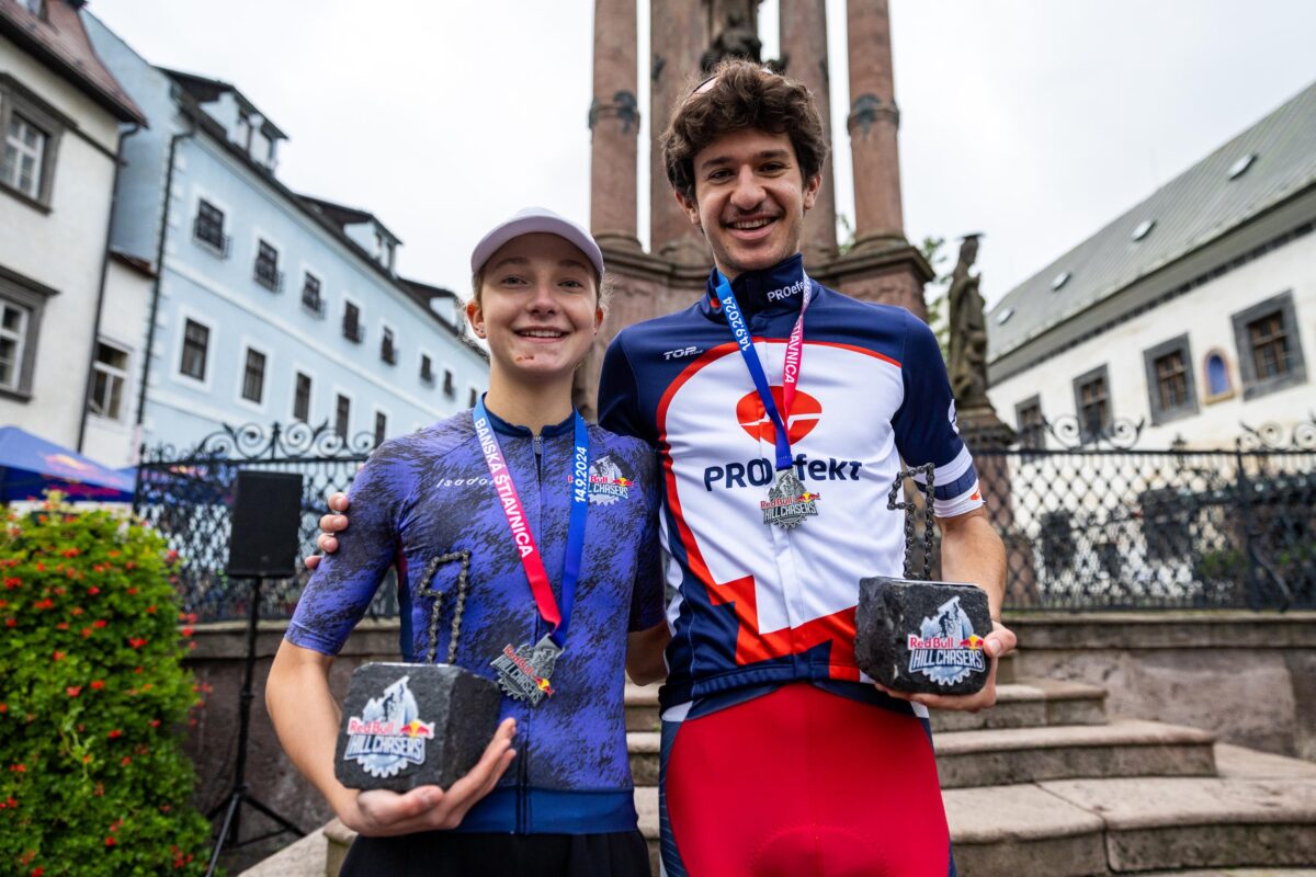 Netypické športové podujatie v srdci Banskej Štiavnice. Cyklistický šprint do kopca ovládli Chladoňová a Čontofalský (foto)