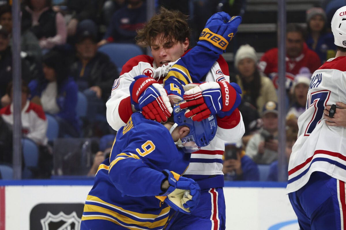 Slafkovský mal tri asistencie aj sa pobil, v zápase Buffalo – Montreal padlo 12 gólov (video+foto)