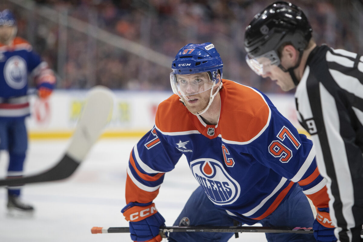 McDavid už na méte 999 bodov v NHL, proti NY Islanders mal gól aj tri asistencie