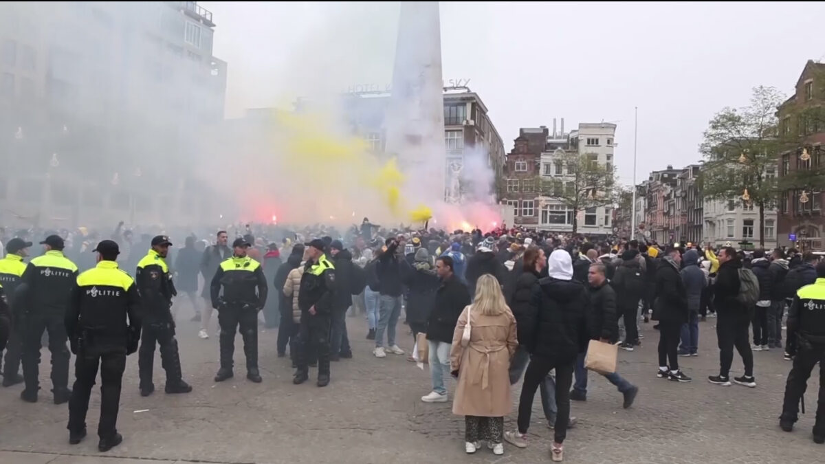 Otrasné scény. Zápas v Amsterdame zatienil „hon na Židov“ v uliciach mesta