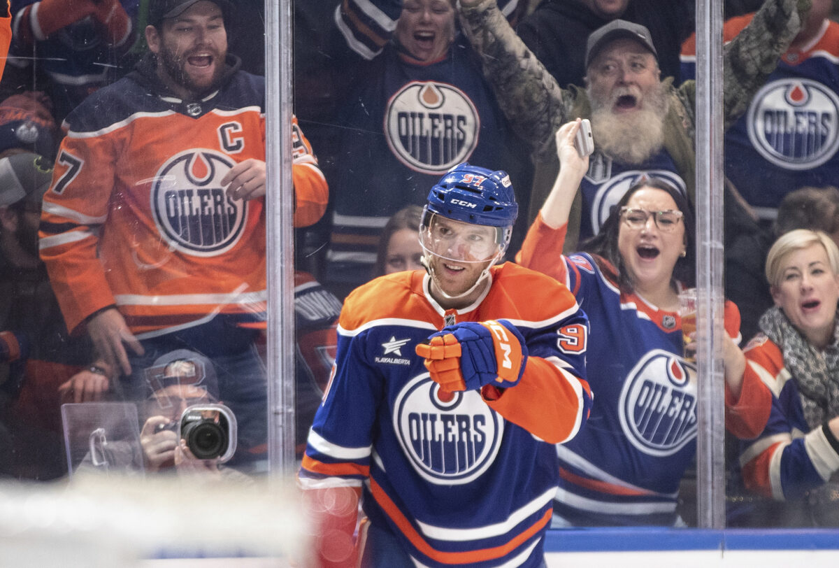 Hokejový expres McDavid už prekročil magických tisíc bodov v NHL. Znamená to pre mňa celý svet, tvrdí (video)