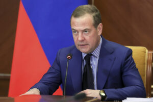 Ruský exprezident Medvedev označil Zelenského za drzú sviňu, ktorá dostala facku v Oválnej pracovni