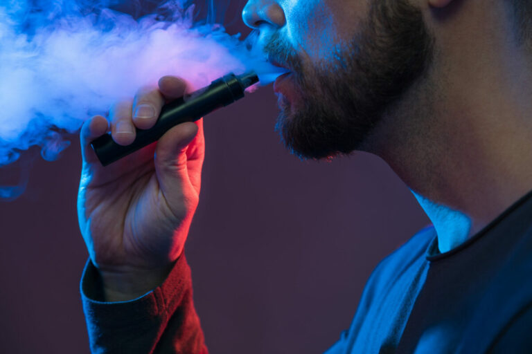 Tínedžer vykašliaval krv, lekári potvrdili nadmerný vaping 