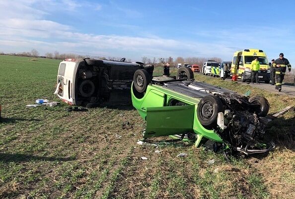 Pri obci Okoč došlo k čelnej zrážke dvoch áut, vodičku prevážal vrtuľník – FOTO