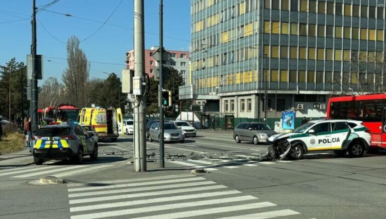 Policajné vozidlo sa zrazilo so Škodou. Vodička skončila v nemocnici, na vine bol policajt – FOTO