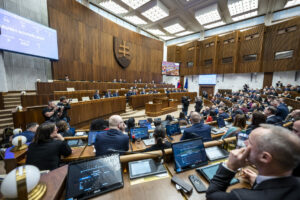 Poslanci po vyše troch mesiacoch opäť rokujú, voliť budú predsedu parlamentu či odvolávať Remišovú – VIDEO