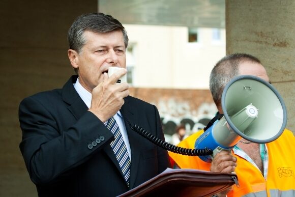 Zamestnanci sociálnych služieb v Bratislave vyšli do ulíc, žiadali vyššie platy a hrozili odchodmi