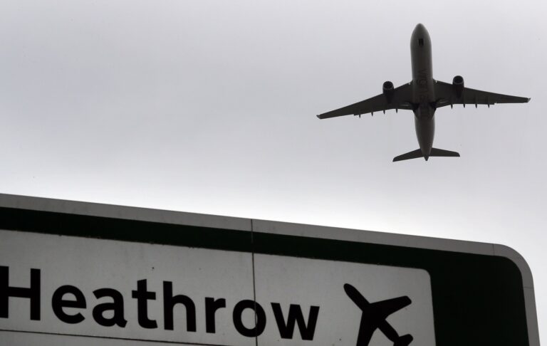 Letisko Heathrow obnovilo prevádzku po chaose spôsobenom požiarom, cestujúci môžu pokračovať v letoch