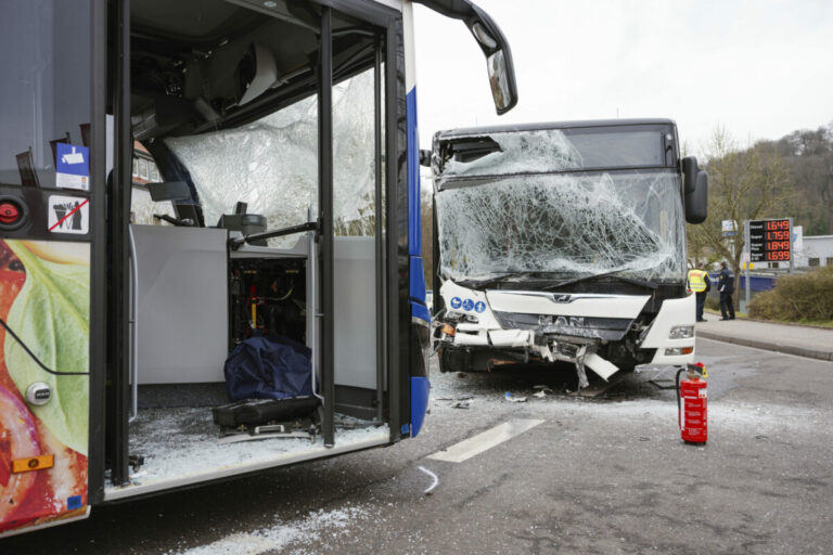 Pri nehode dvoch autobusov v Barcelone bolo zranených 34 ľudí, štyria vážne