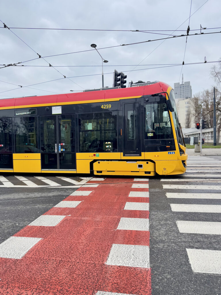 Vodiča pražskej električky, ktorý napadol ukrajinskú rodinu, prepustili zo zamestnania