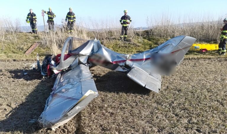 Pri meste Cheb sa zrútilo malé lietadlo, pilot neprežil – FOTO