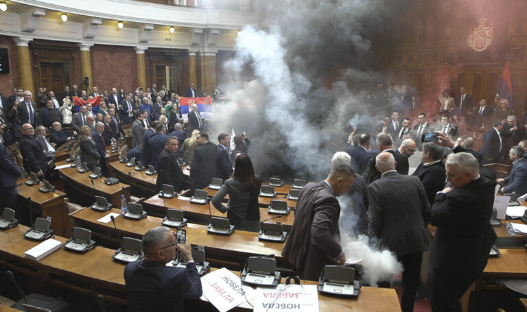 V srbskom parlamente lietala pyrotechnika so slzným plynom